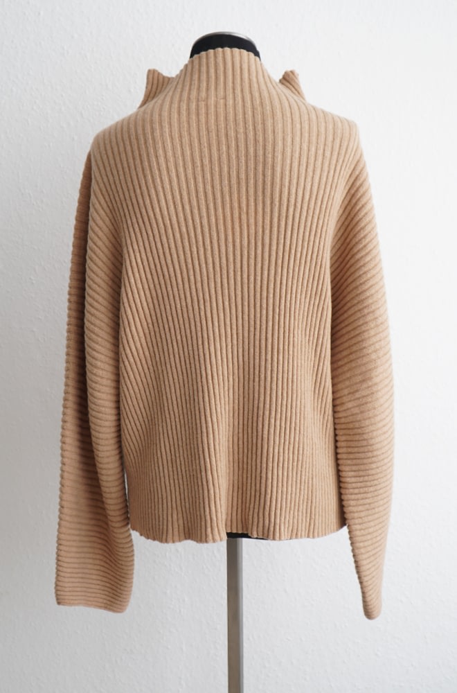 BASERANGE Kai Highneck Sweater - Cashmere | chic edition